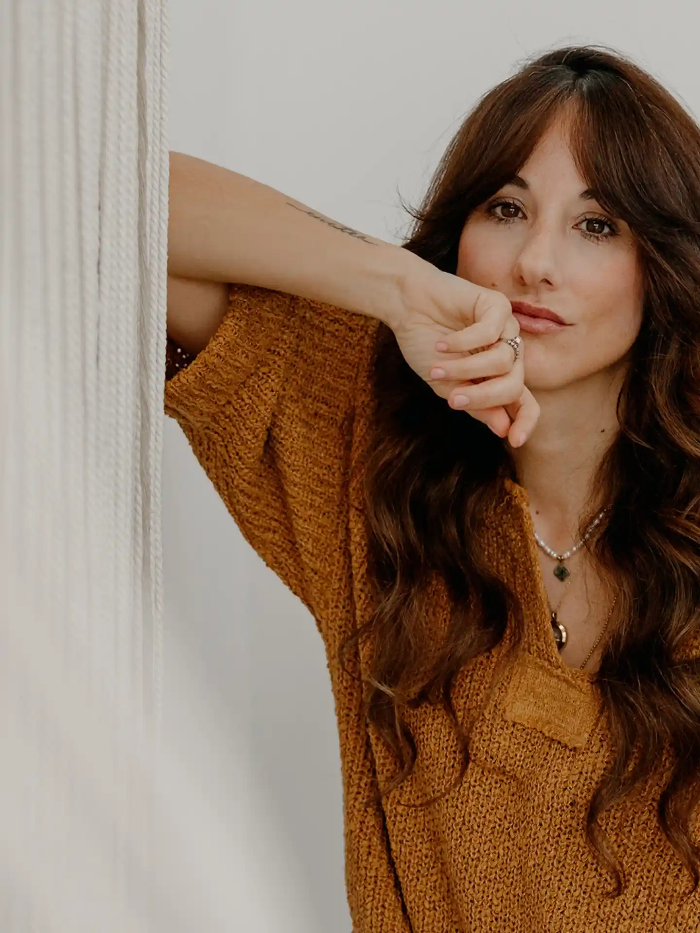 Sara de Samore Studio en primer plano, escuchando al cliente en el proceso creativo de un tapiz mural artesanal