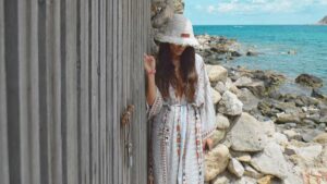 Bucket hat de macramé tejido a mano con Paper, diseño veraniego en blanco con nudo alondra.