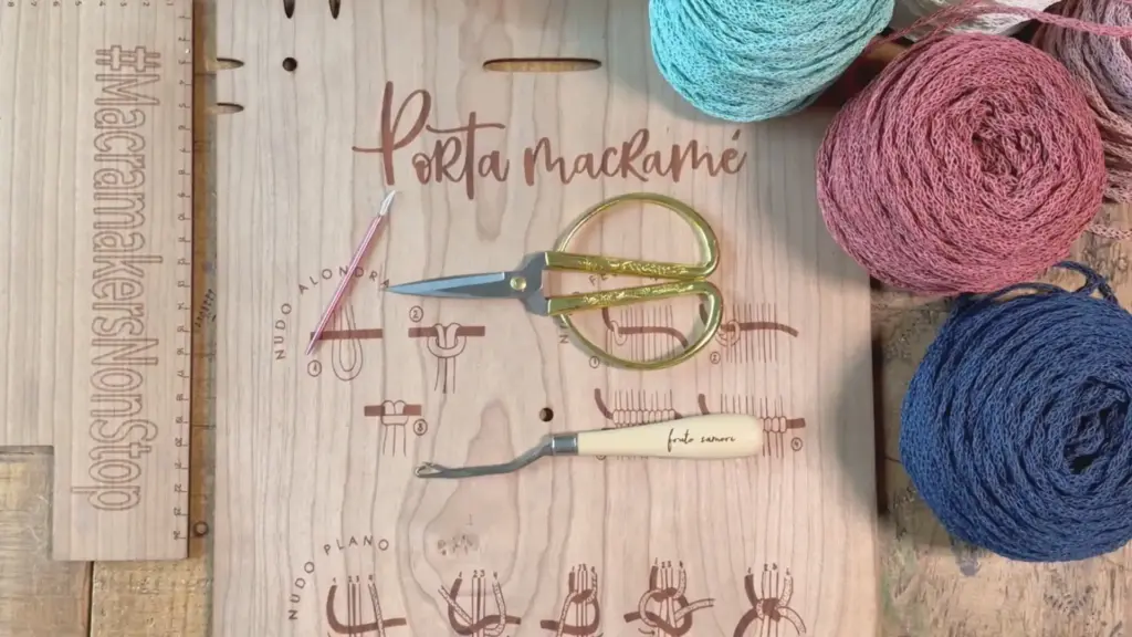 Herramientas Macrame como unas tijeras, un gancho pestillo, un porta macrame de Fruto Samore y un corta flecos.