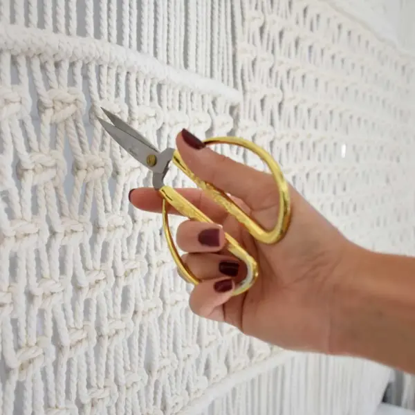 Tijeras macramé doradas