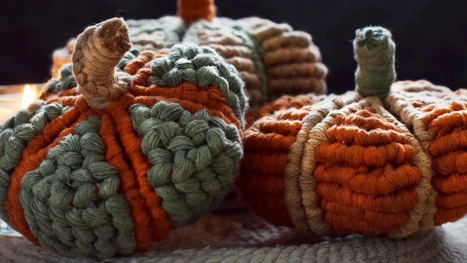 Calabazas de macramé creadas en macramé para decorar el otoño
