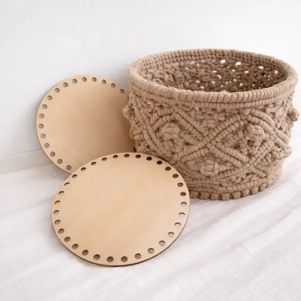 Base redonda perforada de madera natural junto a cesto de macramé artesanal