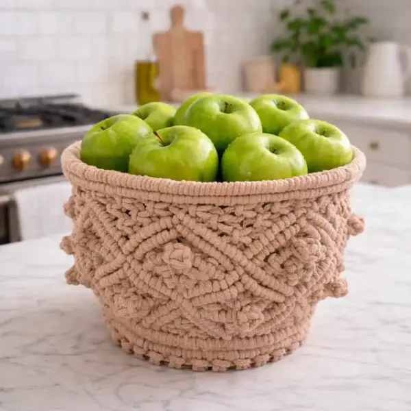 Frutero de macramé artesanal en cocina luminosa realizado con kit completo y base perforada